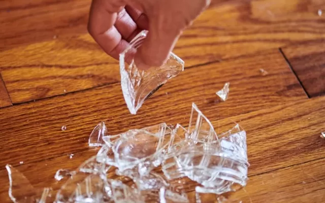 How to Safely Clean Up Broken Glass 1