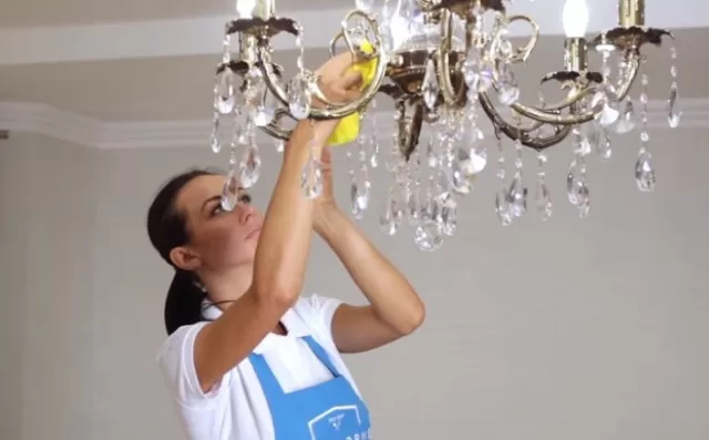 2 Ways, How to Clean a Chandelier Made of Crystal 1