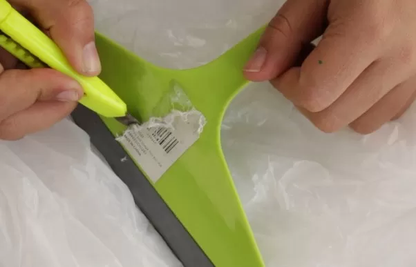 6 Ways, How to Remove Sticker Residue from Plastic 2
