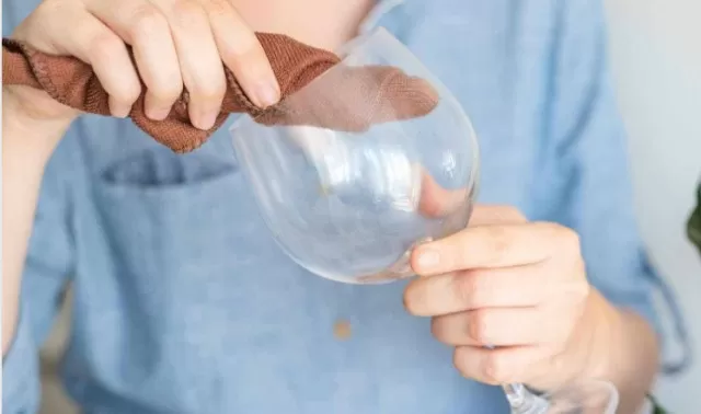 How to Clean Wine Glasses: Proper Techniques for Sparkling 1