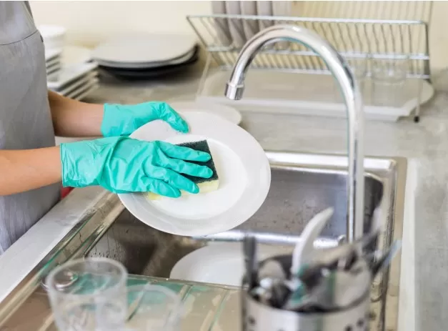 Hand-Washing Dishes: Mastering the Right Technique 3