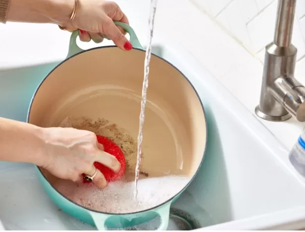 Hand-Washing Dishes: Mastering the Right Technique 5