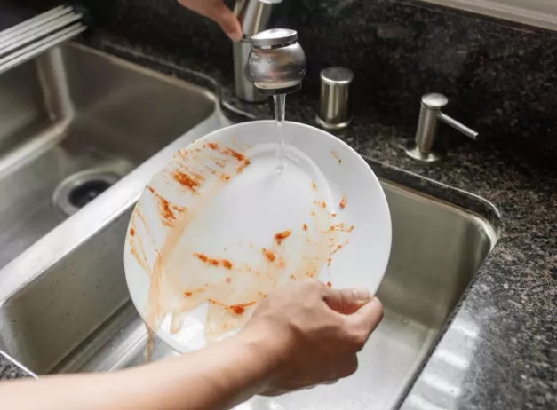 Hand-Washing Dishes: Mastering the Right Technique 6