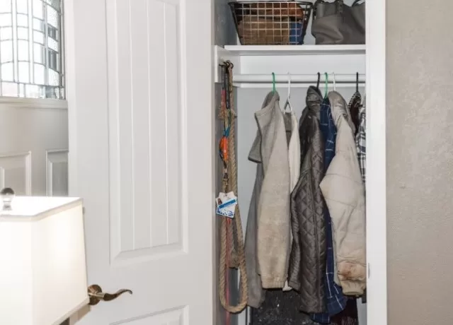 Organize a Coat Closet is not so difficult as you think! 4