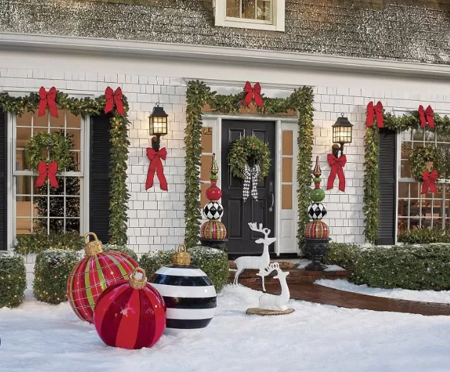 9 Classic Christmas Porch Decorations for Festive Charm 1