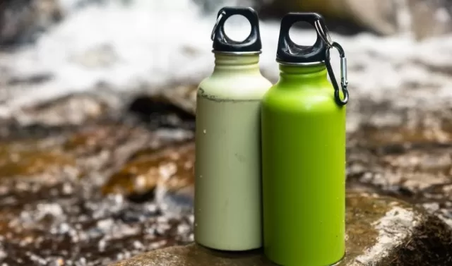 3 Best Methods to Clean Water Bottles 3