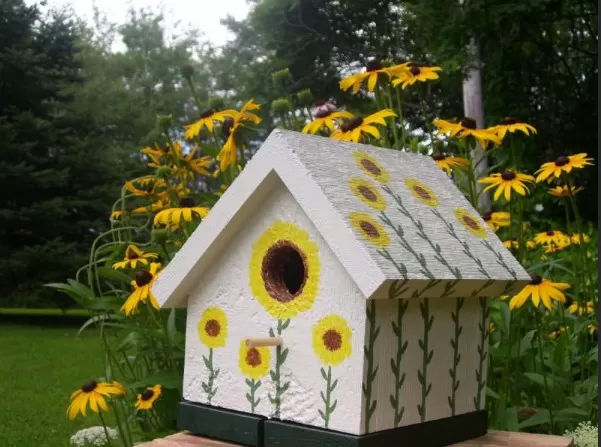 Unique Avian Abodes: Cool Birdhouse Ideas for Your Yard 5