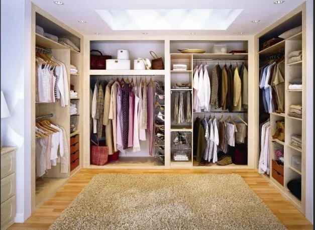 Elegant Walk-In Closet Designs for Stylish Organization 1