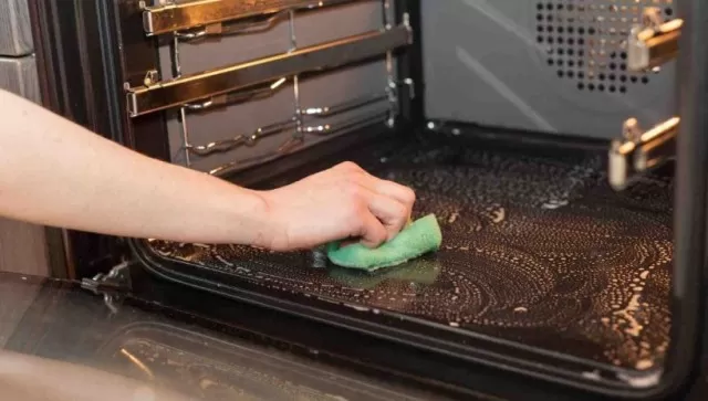 Cleaning an Oven: Step-by-Step Guide 1