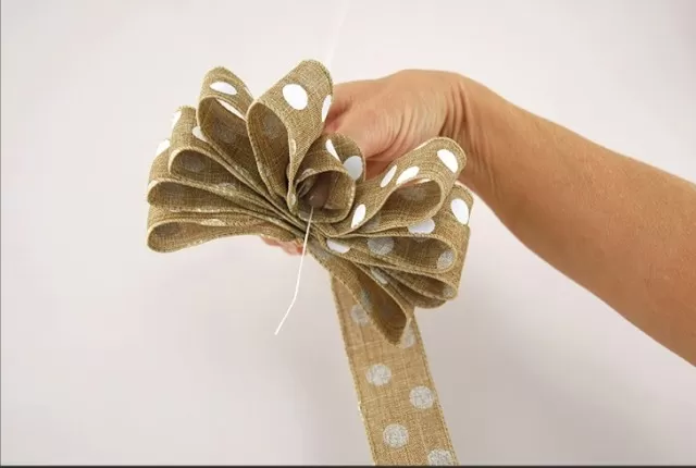 5 Styles of Wreath Bow Tying Made Easy 5