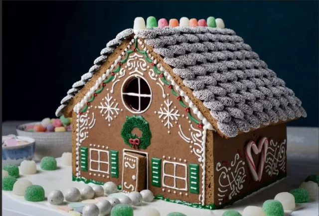 Crafting a Gingerbread House Facade: Step-By-Step Guide 3