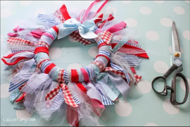 Craft Easy Christmas Wreaths with Just 4 Materials