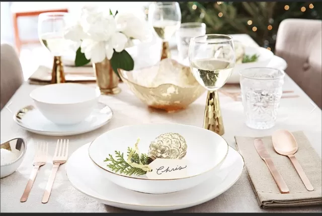 Stunning New Year\'s Eve Table Decor to Impress Your Guests 5