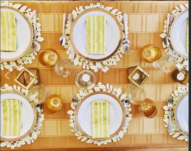 Stunning New Year\'s Eve Table Decor to Impress Your Guests 1